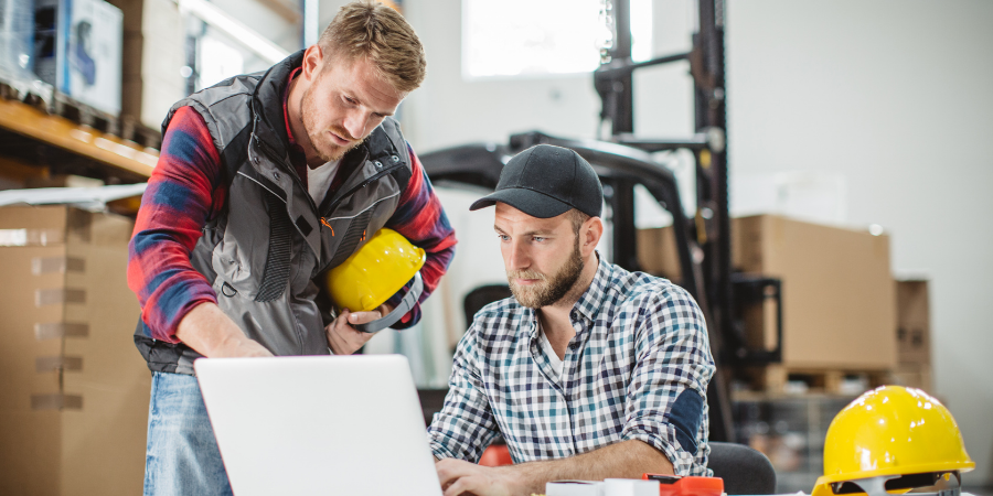 Håndværkere ved computer