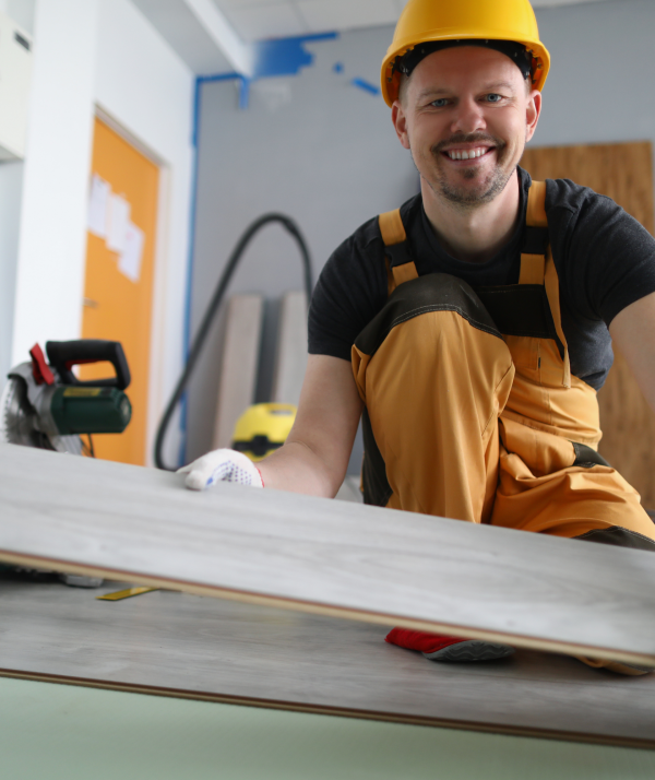 Håndværker lægger gulvbrædder