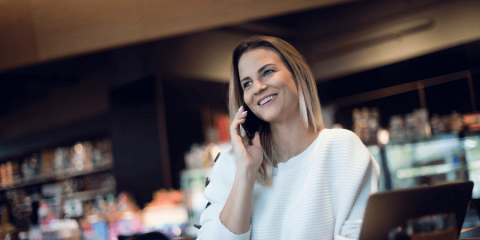 Virksomhedsejer snakker i telefon