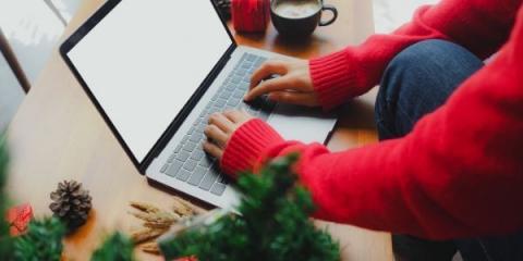 kvinde bruger laptop